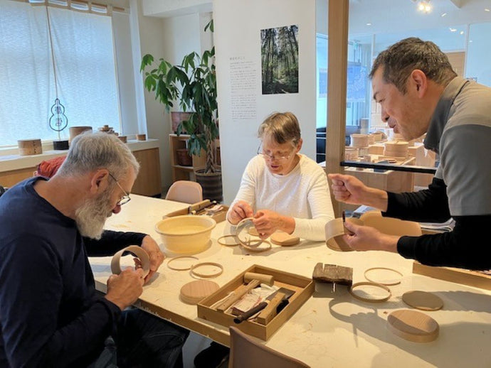 曲げわっぱ製作体験の様子｜わっぱビルヂング店